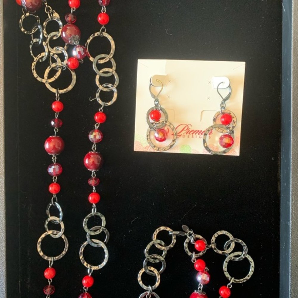 Necklace + bracelet + earrings